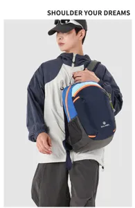 Detailansicht des farbblockierten Outdoor-Reiserucksacks mit professionellem Riemendesign.