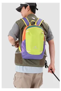Detailansicht eines bunten Outdoor-Rucksacks am Model mit lebendigem Farbdesign.