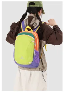 Bunter Outdoor-Reiserucksack mit grossem Fassungsvermögen, trendiges Kontrastdesign für den Alltag.