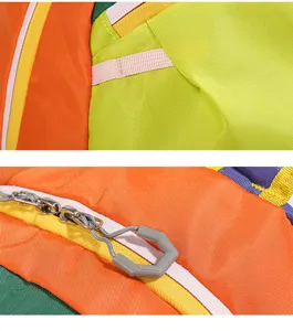 Nahaufnahme eines bunten Outdoor-Reiserucksacks mit strapazierfähigem Stoff und Reißverschluss.