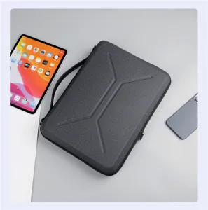 Gedetailleerd overzicht van donkergrijze EVA laptoptas op grijs oppervlak met tablet.