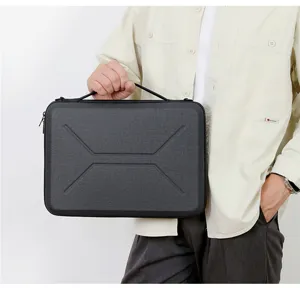 Gedetailleerd overzicht van de 13,3 inch EVA zakelijke laptopjas met handvat en draagbaarheid.