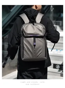 Gedetailleerd overzicht van de stadsrugzak met grote capaciteit en ergonomische banden.