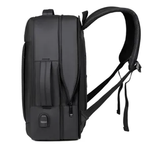 Zwarte uitbreidbare reis laptop rugzak met USB poort en meerdere vakken, zijaanzicht.