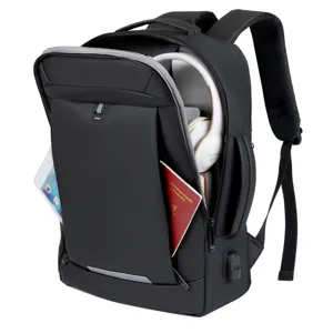 Zwarte multifunctionele reislaptoprugzak met USB-poort en grote opslagcapaciteit.