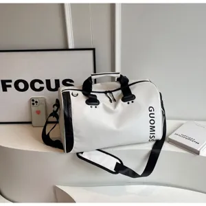 Grote witte reistas, casual fitness sport bagagetas in detailweergave voor reizen.