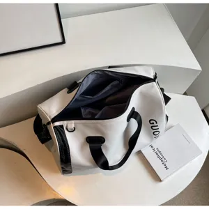 Grote reissporttas met schoenenvak, stijlvol zwart-wit design voor reizen en fitness.