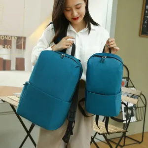 Casual casual backpack for men and women, stylish blue school bag with double straps.