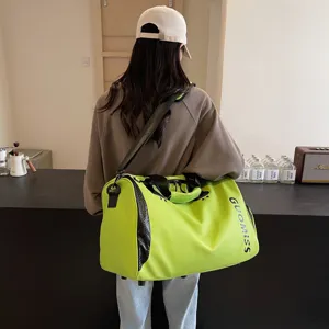 Grote reissporttas met schoenenvak, felgroene fitness duffel bag voor reizen en sport.