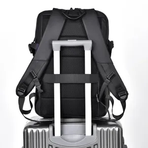 Zwarte forensenrugzak met bagageriem en ademend mesh rugpaneel voor comfortabel reizen.