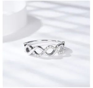Exquisiter silberplattierter Wellen-Kreuz-Moissanit-Ring fuer Damen, elegantes Schmuckstueck.