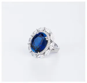 Eleganter 925er Silber Ring mit ovalem blauen Edelstein und funkelndem Diamantkranz Akzent.