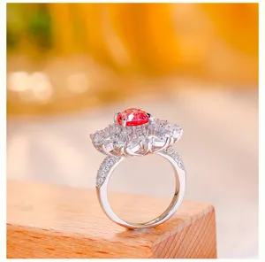 Detailaufnahme des 925 Silber Rings in Sonnenuntergangsrot mit funkelnden Zirkonias.