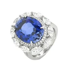 Wunderschöner ovaler blauer Edelsteinring mit funkelndem Diamant-Heiligenschein und Marquise-Akzenten