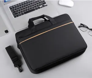Vista dettaglio borsa per laptop nera con striscia arancione, maniglie e tracolla.