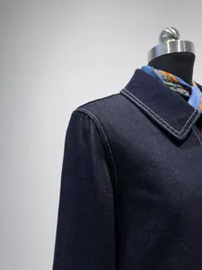 Veste de chemise en denim bleu foncé rétro pour femme, haut ample et élégant manches longues.