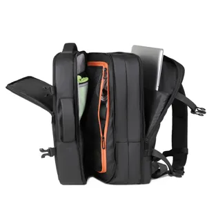 Grote capaciteit reisrugzak met meerdere vakken en een speciaal laptopvak voor dagelijks gebruik.