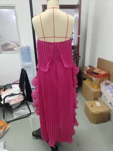 Detailaufnahme der Rückseite eines pinken plissierten trägerlosen Maxikleids im Atelier.