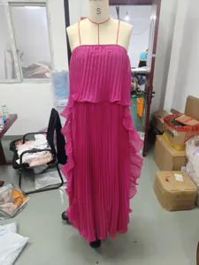 Nahaufnahme des rosa plissierten trägerlosen Maxikleids mit fließender Textur.