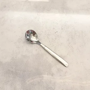 Vue détaillée de la cuillère à soupe en acier inoxydable avec finition polie et poignée.