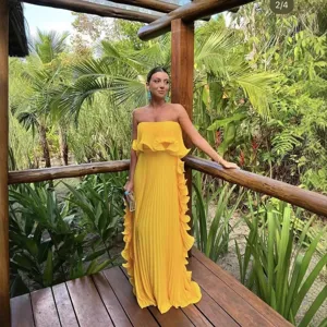 Sommer gelbes trägerloses plissiertes Maxikleid, elegantes Urlaubsstil langes Damen Schwingkleid.