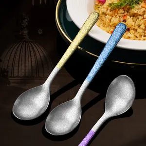Puur titanium soeplepel met lang handvat, duurzaam servies voor thuis dineren en keuken.
