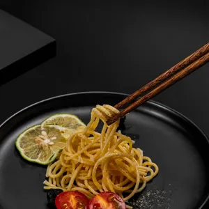 Tragbare Holstäbchen im Set mit ergonomischem Design für den täglichen Gebrauch beim Essen.