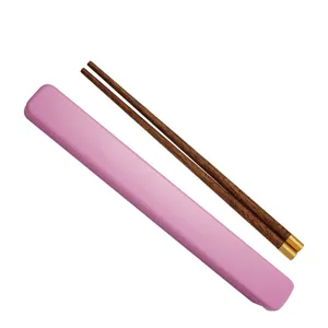 Tragbares Holstäbchen-Set mit rosa Aufbewahrungsbox für den täglichen Gebrauch von Kindern.