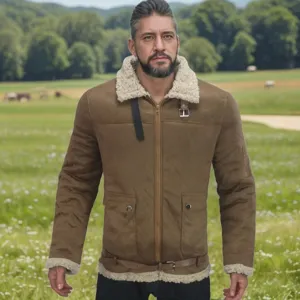 Detailansicht der braunen Wildleder-Lammfelljacke im Freien mit kuscheligem Kunstkragen.