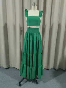 Grünes Rüschen-Crop-Top und gestufter Maxirock, Detailansicht des elastischen Bunds und Stoff.