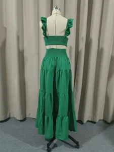 Einfarbiges sexy grünes zweiteiliges Set mit Rüschen-Trägertop und gestufter Maxirock.