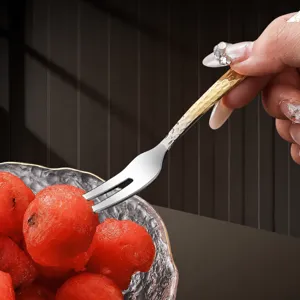 Hochwertige 316 Edelstahl Obstgabel mit Titanbeschichtung für elegante Dessertnutzung zu Hause.