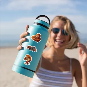 Detailansicht süßer Cartoon-Affen-Aufkleber auf einer blauen Wasserflasche am Strand.