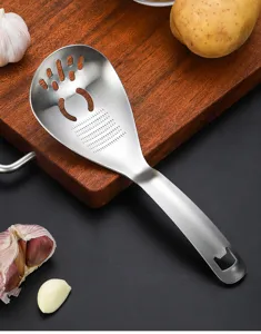 Cuillère de cuisine multifonction en acier inoxydable, râpe à ail et passoire alimentaire.