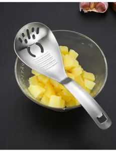 Cuillère colander de cuisine en acier inoxydable avec écraseur et râpe ail gingembre détail