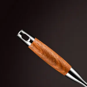 Poignée de presse-purée en bois et acier inoxydable 304, durable et prise en main confortable.