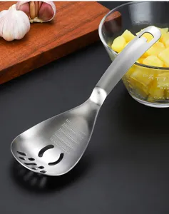 Cuillère de cuisine multifonctionnelle en acier inoxydable avec trous de râpe et de passoire.
