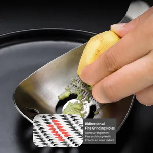 Cuillère presse-ail en acier inoxydable râpe de cuisine vue principale avec broyage d'aliments.