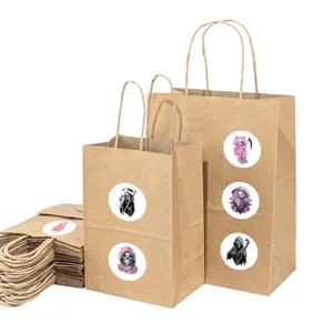 Kraftpapier-Geschenktüten mit niedlichen Sensenmann-Aufklebern und stabilen Handgriffen.