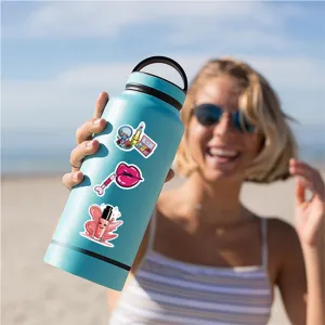 Nahaufnahme von rosa Make-up Cartoon Stickern, die im Freien auf einer Wasserflasche haften.