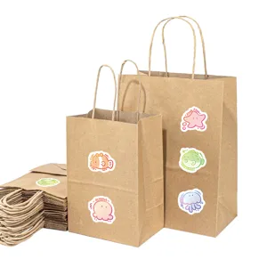 Kraftpapiertüten mit süßen Meerestier-Aufklebern, umweltfreundliche Geschenktüten mit Griffen.