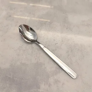 Détail de cuillère en acier inox montrant la surface polie pour un usage quotidien.