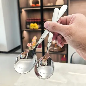 Grande cuillère ronde à soupe en acier inoxydable de qualité avec long manche élégant.