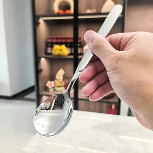 Cuillere a soupe en acier inoxydable grande poignee longue pour cuisine et table.