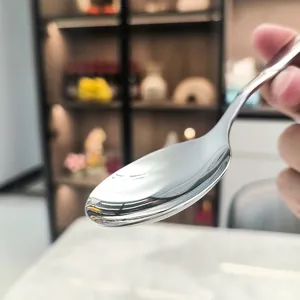 Vue détaillée de la cuillère en acier inoxydable, finition polie, design profond, long manche ergonomique.
