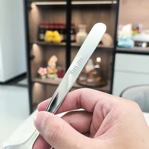 Gros plan sur la poignee de la cuillere en acier inoxydable 316 avec marquage.