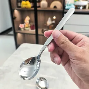 Détail de cuillère à soupe en acier inoxydable, cuillère à long manche poli pour cuisine.