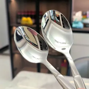 Vue détaillée de cuillère en acier inoxydable de haute qualité avec finition polie miroir pour usage.