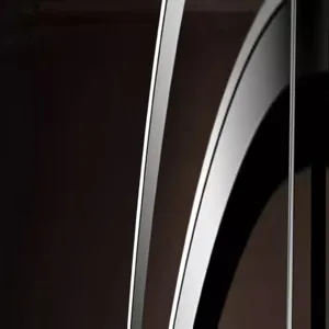 Detail van de roestvrijstalen panhouder met gepolijste metalen curve en gladde structuur.