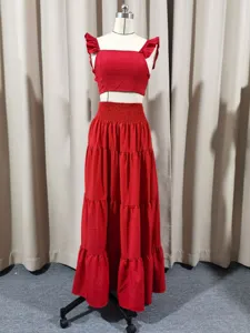 Rotes zweiteiliges Damenset mit Rüschen-Crop-Top und gestuftem Maxirock im Detailansicht.